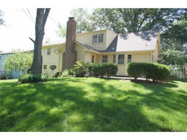 Renovated house and yard in Overland Park bought by KC Local Buyers